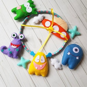 Lindos alienígenas baby nursery mobile nursery, Funny monsters baby crib mobile, Felt nursery mobile, Cuna Colorful décor baby room imagen 3