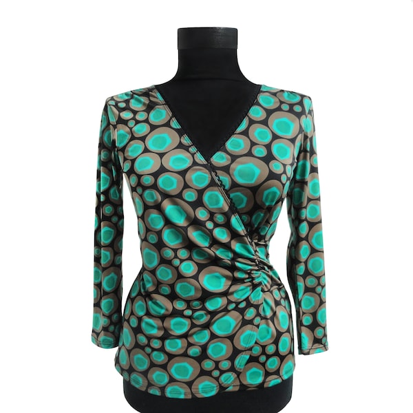 Camicetta a maniche elastiche a 3/4, Top colorato aderente, Camicetta stile avvolgente, Camicia stretta elastica, Top avvolgente taglia S, Camicetta slim fit, Top Mod Pop Art