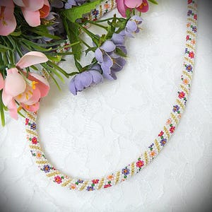 Buisvormige peyote-spiraalbloemketting met kralen TUTORIAL/PATROON