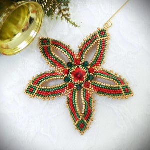 DIY: Kolczyki z koralikami w kształcie liści i ozdobą świąteczną w kształcie gwiazdy Rivoli. SAMOUCZEK/WZÓR