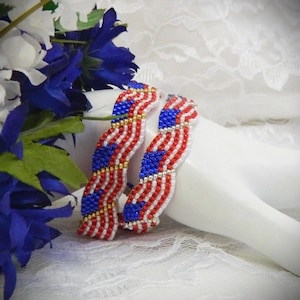 Pulsera de cuentas con la bandera estadounidense hecha a mano con cierre magnético en punto peyote