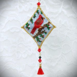 Tutorial/Molde para Ornamento de Cápsula de Cardeal de Inverno 3D em Miçangas com Técnica Peyote