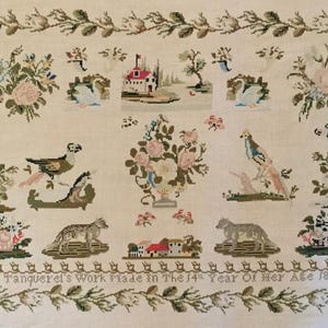 Può includere: Un sampler a punto croce incorniciato con vari motivi ricamati, tra cui uccelli, fiori, cigni e una casa. Il sampler è bordato con un tralcio floreale e include testo in basso. La tavolozza dei colori è tenue, con verdi, rosa e blu.
