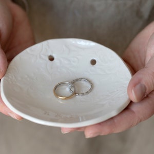 Piattino per matrimonio porta fedi nuziali bianco in ceramica con texture botanica delicata in rilievo personalizzabile su ordinazione