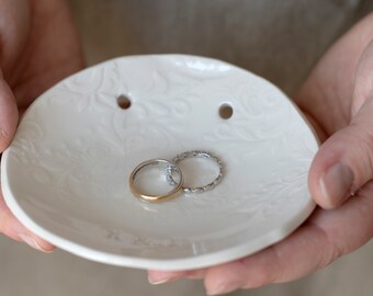 White ceramic wedding ring holder plate with delicate botanical texture in relief, customizable wedding ring holder plate