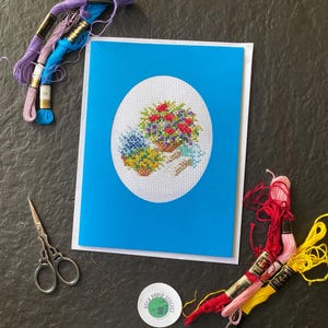 Lentetuin bloempotten kruissteekkaart - handgemaakt lentebloemdessin, perfect voor gelegenheden en geschenken, voltooide kruissteek