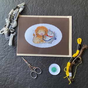 Voltooide kruissteekkaart - Margaret Sherry Cat Design, Cat Walking a Lion, unieke handgemaakte wenskaart, perfect voor dierenliefhebbers