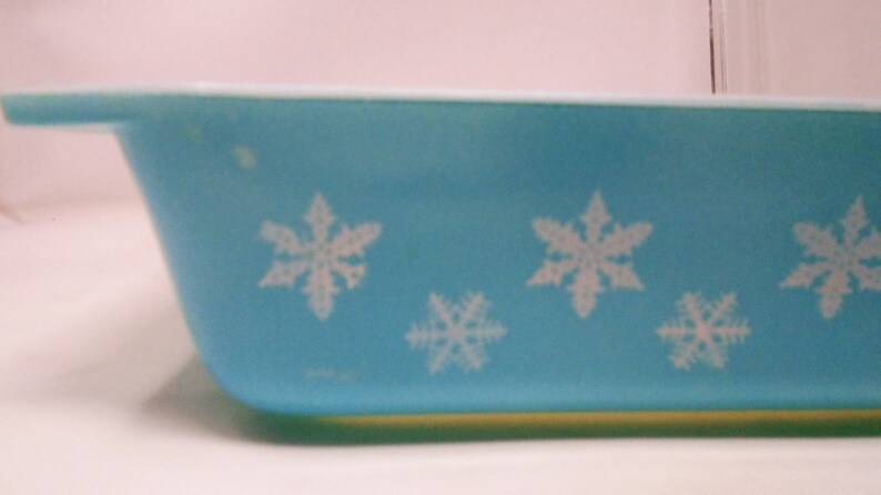 Rare Duck Egg Blue Snowflake JAJ Vintage Pyrex Gaiety Deep Size Space Saver Casserole Dish Spacesaver HTF