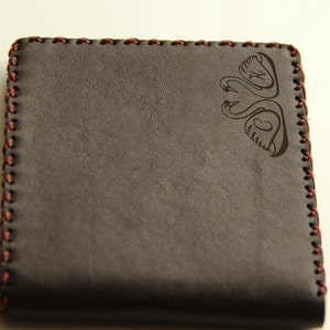 Cartera de hombre cosida a mano de cuero genuino bi plegable personalizable Cartera de hombre cosida a mano un regalo perfecto para la cartera de monograma de cisnes del día de San Valentín