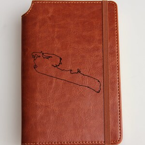 Grabado con láser el mapa de su isla. Diario con cita personalizada o texto personalizado encuadernado en cuero con tira elástica.