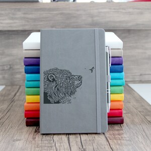 Grabado de oso y colibrí a partir de su foto. El mejor regalo para su hija, amigos, mamá, papá: cuaderno de bocetos encuadernado en cuero, diario de viaje.