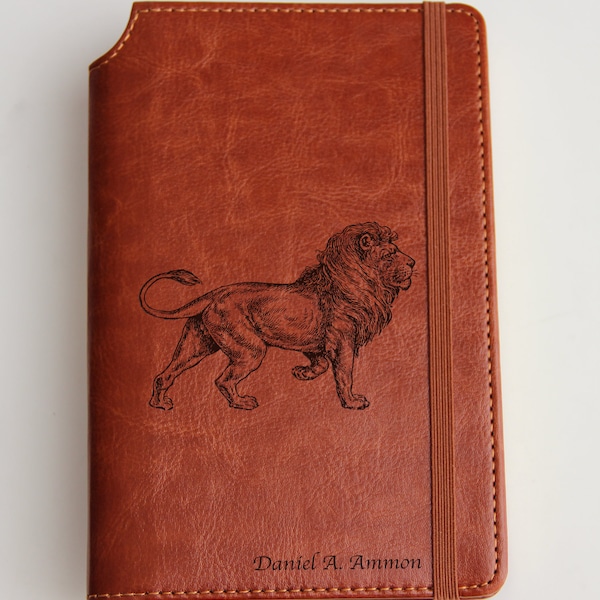 Löwenbuch mit benutzerdefiniertem Zitat oder individuellem Text Leder gebunden mit Gummiband individualisierbares Journal Safari Journal