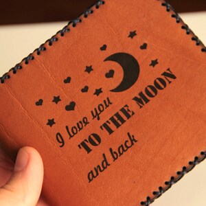 Cartera para hombre cosida a mano de cuero genuino bi-fold personalizable Cartera para hombre cosida a mano un regalo perfecto para papá, te amo hasta la luna y de regreso