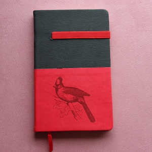 Agenda Cardenal Pájaro grabada con láser encuadernada en piel, tira del mismo color para mantenerla cerrada Ideas para regalos de Navidad ilustración de pájaro