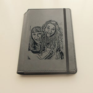 Grabado de retrato o pareja a partir de su foto. El mejor regalo para su hija, amigos, mamá, papá: cuaderno de bocetos encuadernado en cuero, diario de viaje.