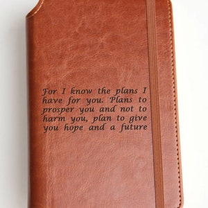 Peut inclure: Un journal relié en cuir marron avec une citation de la Bible inscrite sur la couverture : "Car je connais les projets que j'ai pour vous, dit l'Éternel, projets de paix et non de malheur, afin de vous donner un avenir et une espérance."