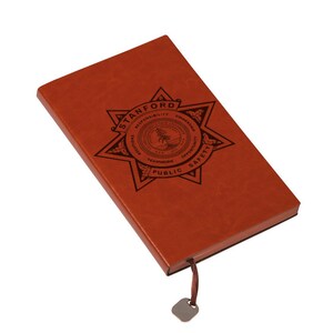 El logotipo de tu universidad grabado a partir de tu foto. El mejor regalo para tu hija, tus amigos, tu mamá y tu papá: cuaderno de bocetos encuadernado en cuero, diario de viaje.
