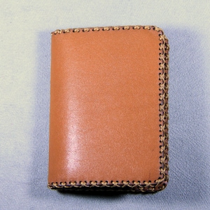Cosido a mano personalizable Tan (avellana) color marrón cuero genuino unisex hombres mujeres titular de la tarjeta de crédito / regalo de billetera para él para ella
