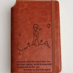 Volledig aanpasbaar gegraveerd The Little Prince Journal met aangepaste quote of aangepaste tekst, leer gebonden met elastische strip