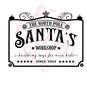 Op de afbeelding: Zwart-wit bord met de tekst "THE NORTH POLE SANTA'S WORKSHOP building toys for nice kids SINCE 1802" met decoratieve versieringen en sterren.