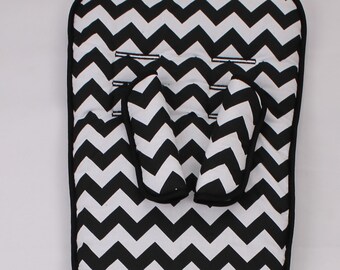 Könnte beinhalten: Schwarzer und weißer Chevron-Muster-Kinderwagen-Sitzbezug mit zwei Kopfstützen.