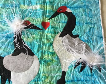 Hägrar som är turtelduvor, quiltad väggbonad med alla hjärtans dag-motiv, 24x35, hjärta och mariboufjädrar.