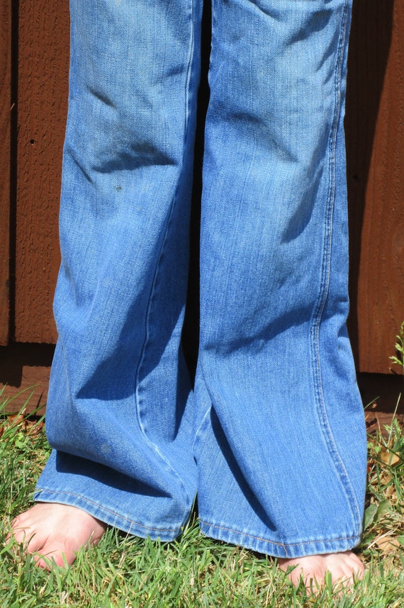 28 x 34 SedgeField Bell bas Jeans avec trous des trous avec et l’effilochage mi lieu Hippie Vintage Boho Denim 684d05 28 x 34 SedgeField Bell bas Jeans avec trous des trous avec et l’effilochage mi lieu Hippie Vintage Boho Denim 684d05