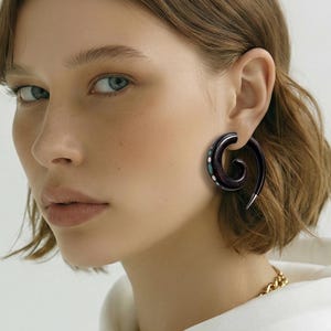 Nep-oorbellen van zwart hout - tribale spiraalsieraden