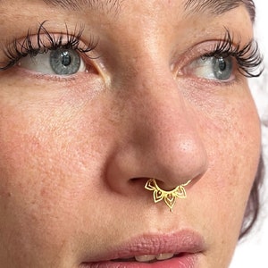 Blatt Gold Septum Ring - Septum Schmuck - Piercing - 16G Septum Ring - Stammes Septum Ring - Indischer Septum Ring (G26)