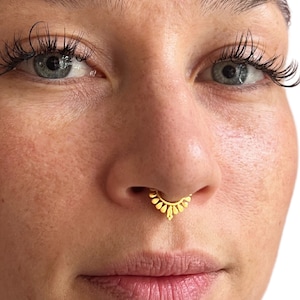 Gold Septum Ring, Tribal Septum Piercing 18/16G, Indischer Septum Schmuck, Hippie Nasenschmuck, Snug Tragus Ring, Knorpel Ohrring (G27)