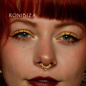 Anillo de tabique nasal de loto: aro nasal tribal de oro, joyería artesanal