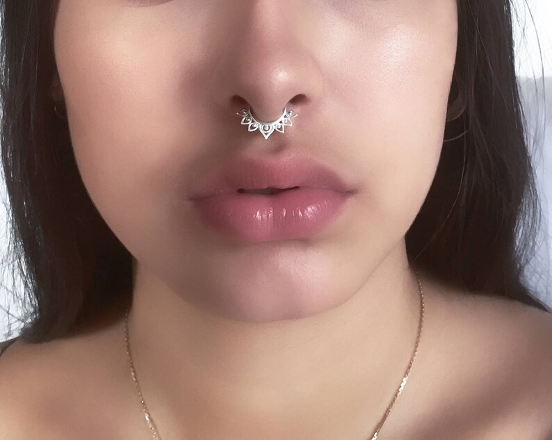 Piercing septum pliable lotus plaqué rhodium Piercing septum pliable lotus plaqué rhodium