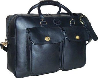 Bolsa de viaje. Bolso de mano de cuero con dos bolsillos externos.