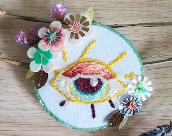 Green and yellow eye, hand embroidery brooch.