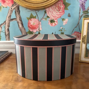 Caja de papel pintado a mano con rayas rosa y azul marino de 31,7 x 24,1 cm