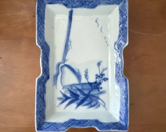 Plat japonais du 20ème siècle en porcelaine bleue et blanche