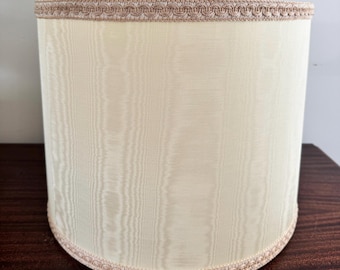 Vintage ivoorkleurige lampenkap van moiré-stof 12 x 14