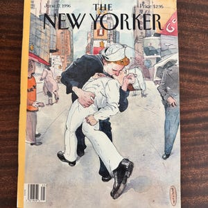 Może przedstawiać: Okładka magazynu The New Yorker z 17 czerwca 1996 roku. Ilustracja przedstawia marynarza całującego osobę w białym mundurze w miejskim otoczeniu. Widoczny jest tytuł magazynu i cena.