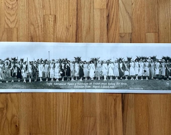 Sfilata di ragazze in costume da bagno a Galveston, 1930. Foto panoramica a campo lungo di Joseph Maurer.