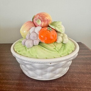 Könnte beinhalten: Ein Set aus drei Keramikbechern mit gesprenkelter, matter Oberfläche. Die Becher sind in Creme-, Hellgrau- und Dunkelgrautönen gehalten. Jeder Becher hat ein schlichtes, minimalistisches Design.