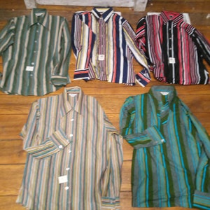 Puede incluir: Cinco camisas de manga larga a rayas en varios colores, incluyendo verde, azul, rojo y amarillo.