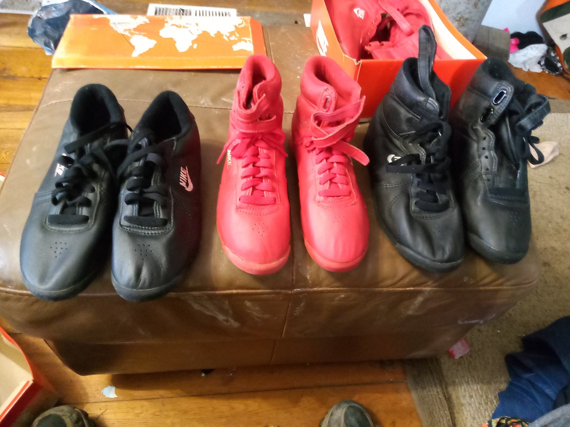 nike 1986 Aero fit vintage deadstock.            leather sneaker shoe high or low top aerobic pick 1 women 5.5 or 6 red or black swish & box, foto 3 di 5