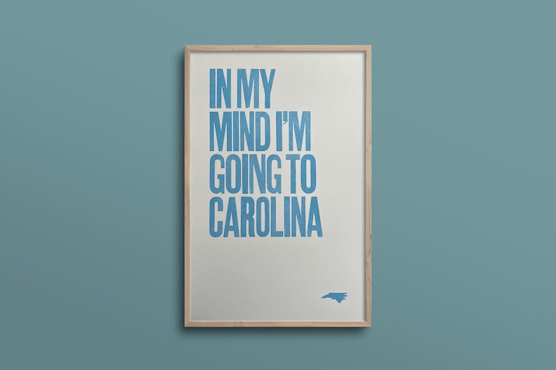Pu&ograve; includere: Una stampa incorniciata con il testo "IN MY MIND I'M GOING TO CAROLINA" in lettere blu. Lo stato della Carolina del Nord &egrave; mostrato in blu nella parte inferiore della stampa.