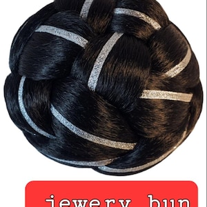 Könnte beinhalten: Schwarzer Haarknoten mit silbernen Glitzerakzenten, die eingewebt sind. Der Knoten ist rund und geflochten, mit dem Text "jewery bun" in einem roten Rechteck unten.