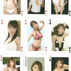 Amami Tsubasa Japeness asiatischen Sex sexy Erwachsenen ziemlich Vintage Spielen Poker Erotica Kartenspiel auf Fotos von schönen nackten nackten Mädchen