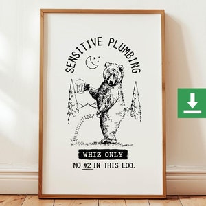 Puede incluir: Una ilustración en blanco y negro de un oso sosteniendo una jarra de cerveza con el texto "Sensitive Plumbing Whiz Only No #2 in this loo." impreso debajo del oso.