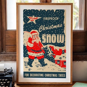 Op de afbeelding: Een vintage kerstposter met sneeuwdecoratie, een blauwe achtergrond en een witte rand. De poster toont een rode en witte kerstman die een zak met cadeaus vasthoudt, met de tekst "FIREPROOF Christmas SNOW" en "FOR DECORATING CHRISTMAS TREES".