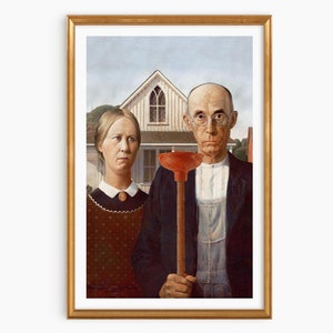 Könnte beinhalten: Ein Gemälde in einem goldenen Rahmen, das einen Mann und eine Frau vor einem Haus zeigt. Der Mann hält einen roten Kolben. Das Gemälde ist eine Parodie auf das berühmte amerikanische Gemälde "American Gothic".