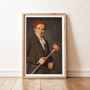Op de afbeelding: Een ingelijst portret van een man met een rode hoed en een donker pak, die een zuiger in zijn rechterhand vasthoudt. De achtergrond is donkergroen.