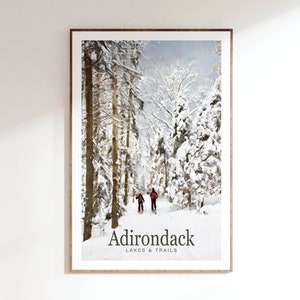 Dekoracja ścienna Adirondack Art Print Adirondack Travel Poster New York Winter Nature Wall Art Rustykalny prezent dla podróżnika na narty